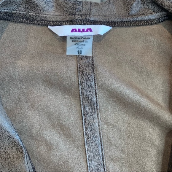 Alia Two Tone Faux Suede Open Blazer with Shoulder Pads, Size 18 - Picture 3 of 6